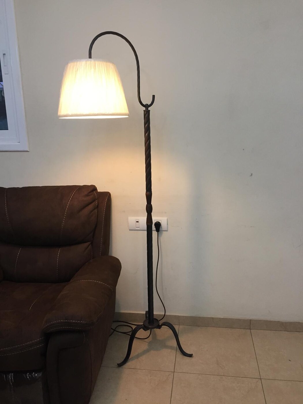 מנורת עמוד מברזל מעוטר עם זרוע מקושתת, רגל מפותלת ואהיל קפל בגוון שמנת — F01